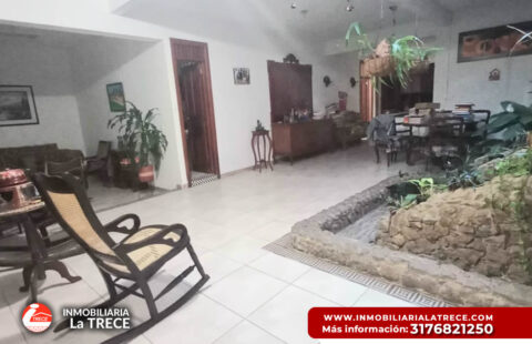 Se vende casa amplia,  terraza con piscina pequeña, 2 locales en  Buga-valle, Barrio Santa Barbara.